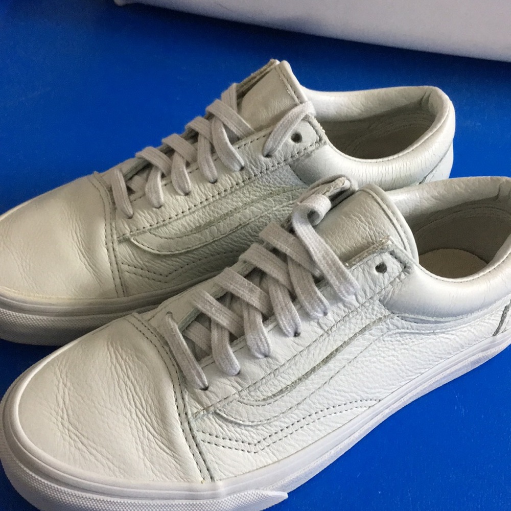 VANS LEATHER SIZE 7.5 USE HAVE SOME STAINS